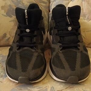 Nike Men's Black and Gray Athletic Shoes